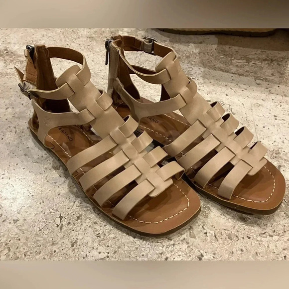 NWOB Lucky Brand Barra Gladiator Flat Sandal Dusty Sand Faux Leather Size 6.5 - Picture 3 of 8